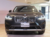 X3のダイナミックな存在感と独特の表情が胸を高鳴らせます。BMWのデザイン・アイコンであるキドニー・グリルを中心として、力強く研ぎ澄まされた面の構成