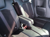 【後部座席のアームレスト】後部座席座もアームレスト付きです。肘を置いてゆったりとドライブを堪能できます。