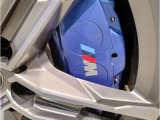 【Mブレーキ】ダークブルーにペイントされたMロゴ入り対向ピストンブレーキキャリパーを備えた大型のブレーキディスコを装着したMスポーツブレーキ☆