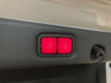 ステアリングボタンは、使いやすいデザインでございます。ステアリング付近のレバーや、ステアリングボタンで追従機能の操作も可能でございます。