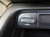 ルーフの開閉は車内からスイッチ一つで簡単に操作できます。