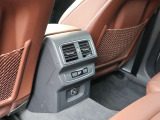 ■3ゾーンオートマティックエアコンディショナー■運転席や助手席の温度を個別に調節が可能。リアのセンターコンソールに装備したエアコンコントローラーで後席も快適にお過ごしいただけます。