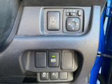 ダッシュボード右側には、エマジェンシーブレーキや横滑り防止機能・ハイビームアシスト等安全装備のキャンセルスイッチと電動格納式ドアミラーのコントロールスイッチが並んでます。