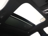【開放的なサンルーフ】閉塞的な空間になりがちな車内の中で、開放感を与えてくれるサンルーフは大人気の装備です!