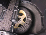 テンポラリータイヤ(応急タイヤ)付きパンクなどの際の「一時的に利用可能なタイヤ」であって常時走行するものではありません。