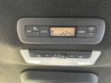 前席と後席で設定した温度を、個別に自動制御。オートデュアルエアコン