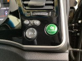 燃費の向上に役立つ、ECONボタン(緑色)がついています。アクセルを深く踏んでもスロットルの制御をしたり、エアコンの効かせすぎなどの調節をしてくれます。