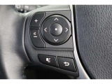 運転中に手を離さなくてもオーディオ操作やマルチインフォメーションディスプレイ内の表示切替が出来るステアリングスイッチ付です。走行中に視線を逸らさず出来る手元操作は安全運転につながります。