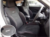 運転席&助手席   運転席にはシートリフター(高さ調整機能)付きなので身長に関係なく運転しやすいポジションがとれます。 中央部に「NISMO」刺繍