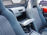 ND型ロードスターでは、ダッシュパネルにはグローブボックスはありません。その代わり、座席の間にキーロックつきのストレージボックスを設けました。