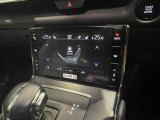 運転席、助手席で独立した気温調整が可能なフルオートエアコンです。ロアディスプレイの呼ばれるタッチ式パネルと直感での操作がしやすい物理式ボタンの両方を備えています。