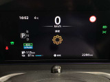 アドバンスドドライブアシストディスプレイ メーター内のカラーディスプレイには運転をサポートするさまざまな情報を表示。昼間も夜間も見やすく分りやすいです