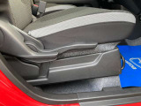 シートの高さ調整も簡単に出来るラチェット式のシートリフターを採用。足元が広く、リアシートも厚みのあるシートでホールド感があり、長距離のドライブでも疲れを少なくさせてくれます。