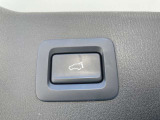 バックドアのスイッチか運転席のスイッチでバックドアの電動開閉操作が可能です☆