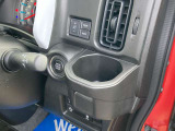 運転席ドリンクホルダーはエアコンの吹き出し口にあり、夏場ジュースが温くなるのを防げます。