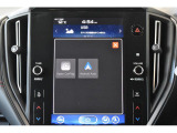 Apple CarPlay/Android Autoに対応しスマートフォンにインストールされているアプリを大画面に表示して使用できるほか、音声認識による操作も可能です。