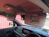運転席側のサンバイザーには身だしなみのチェックに使えるバニティーミラ―が付いています。