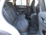 後席シートは、足のつま先が入る前席下の空間を大きく取り、ゆったりと足を伸ばせるスペースを確保しています。