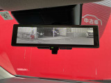 インテリジェント ルームミラーは、車両後方のカメラ映像をミラー面に映し出すので、車内の状況や、天候などに影響されず、いつでもクリアな後方視界が得られます