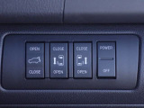 ドアの開閉は、アドバンストキーや運転席右下のスイッチを押すだけの簡単操作です。スライドドア前端部の上下方向にセンサーにより、指や荷物等の挟み込みを抑制し、お子様を載せられる際でも安心して使用できます。