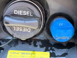 燃料は「軽油」でございますので燃費も非常に良くお財布にも優しいです。また、青色キャップのアドブルーは点検等の時期に正規販売店工場において補給を行います。
