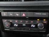 ★運転席と助手席側を独立して温度調節できるオートエアコンを標準装備。SYNCで左右の温度を同調させることも可能です。