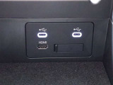 USBやHDMI、SDはセンターコンソールボックスの中にスロットがあります!