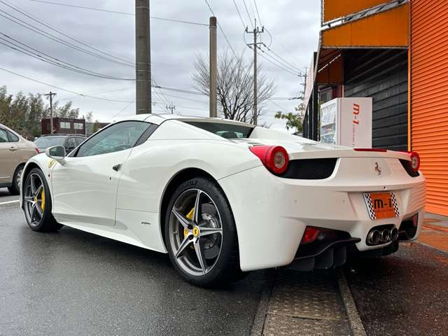 中古車 フェラーリ 458スパイダー F1 DCT 正規D車CarbonDzone+LedOP鍛造20OPInterior の中古車詳細  (23,000km, ビアンコアヴス, 福岡県, 2,985万円) | 中古車情報・中古車検索なら【車選びドットコム（車選び.com）】