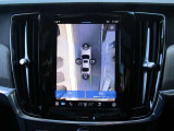 360°ビューカメラ:車両の周囲に装備されている4個のカメラ(フロントグリル、左右ドアミラー、テールゲート)を使用して、車両を真上から見下ろしている画像を作成し、センターディスプレイに表示します。