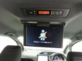 後席モニター装備:セカンドシート・サードシートにご乗車の方は、ドライブ中も天井部についているモニターでTV・DVD等をお楽しみ下さい♪♪使用しない時は、画面を天井部分に格納できます!