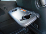 運転中にも飲み物を置けるドリンクホルダーです。エアコンの噴出し口の出口にありますので冷たい飲み物が冷えたままです。