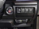 エンジン始動のプッシュボタンの右脇にはパワーリヤゲートの設定スイッチがまとまっています 走行中でも手の届きやすいポジションです◎