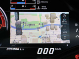 メーター内にマップ表示をし、視線移動を少なくドライビングに集中することができます。