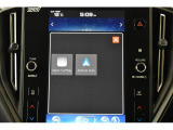 Apple CarPlay/Android Autoに対応しスマートフォンにインストールされているアプリを大画面に表示して使用できるほか、音声認識による操作も可能です。