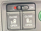 【電動スライドドア】運転席側・助手席側ともに電動スライドドアを設定インテリジェントキーやインストルメントパネル内のスイッチでの操作に加え、ドアハンドルを軽く引くだけでも簡単にドアの開閉ができます。