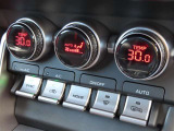 オートエアコンは温度を設定するだけで、自動で風量などを設定してくれます。運転しながら操作も必要ないので、安全性も向上します。