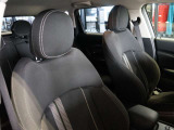 運転席の高さは座席横のペダルで自由に調整できます。座席を高くすると、視界も良好になります。