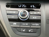 【問合せ:0776-53-4907】【オートエアコン】一度お好みの温度に設定すれば、車内の温度を検知し風量や温度を自動で調整。暑い…寒い…と何度もスイッチ操作をする必要はありません。