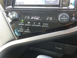 エアコン操作部の画像です。運転席・助手席別々に温度設定出来ます。