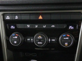2ゾーンオートエアコン付きです!運転席側と助手席でそれぞれの温度調節が可能です!