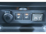 アクセサリーソケットや、携帯の充電などに便利なUSBポートを装備!車内にあると便利なアイテムのひとつですね