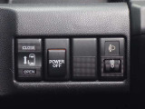 左側ドアの開閉は、アドバンストキーや運転席右下のスイッチを押すだけの簡単操作です。スライドドア前端部の上下方向にセンサーにより、指や荷物等の挟み込みを抑制し、お子様を乗せられる際でも安心しできます。