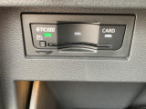 ETCユニットはグローブボックスの中に装着されています。こちらの車両にはDSRC(ETC 2.0)が付いていますので、渋滞情報などリアルタイムでナビに反映されます。