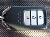 スマートキー装備!キーをポケットやバッグに入れたまま、ドアロックの開錠・施錠・エンジン始動が可能です。