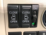 左右両側パワースライドドアが付いています。ワンタッチで簡単にお子様でも、お年寄りの方でも、開閉できますからとても便利です。キーレスや車内スイッチでも自動でドアの開閉ができます。