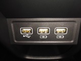 急速充電対応タイプ2個+ギャザズ ナビゲーション接続用USBジャック1個が付いています。