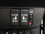 運転席側からパワースライドドアの操作ボタン。また、パワーモードから手動にも切り替え可能。