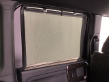 ロールサンシェイド☆2列目の窓ガラス下部にサンシェイドが収納☆夏場にエアコンを切ってサンシェイドをかければ、車内の風通しも車の燃費も向上☆