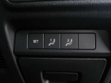 ドライバー席には2つのメモリー機能の付いた電動シートを採用。設定したシート位置、ドアミラーの角度もメモリーでき、ボタン1つで最適な着座姿勢がとれます。奥様や、彼女などなどメモリーのシェアが可能です。