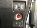 ハンドル右下には両席のパワースライドドアのスイッチ、エンジンスタートボタン、横すべり防止スイッチ等の安全支援ステムのスイッチが配置されています。